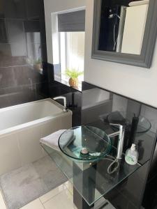 A bathroom at Large Home, Close to BHX, NEC, JLR, 4 Double beds!