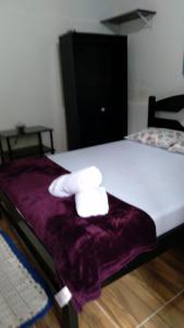 سرير أو أسرّة في غرفة في Pousada Sossego da Vila - Trindade Paraty