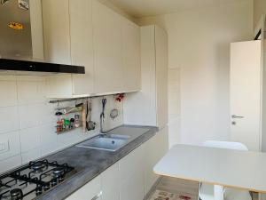 A kitchen or kitchenette at Trilocale in Zona Bocconi/Navigli