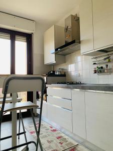 A kitchen or kitchenette at Trilocale in Zona Bocconi/Navigli