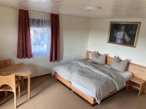 Ένα ή περισσότερα κρεβάτια σε δωμάτιο στο Hotel-Pension- Vesperstube Waldblick
