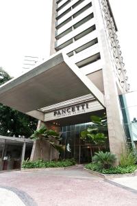 un edificio con un cartel en la parte delantera en Promenade Pancetti Belo Horizonte en Belo Horizonte