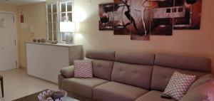 un soggiorno con un divano e un tavolo di Apartamento Brisas de Denia a Denia