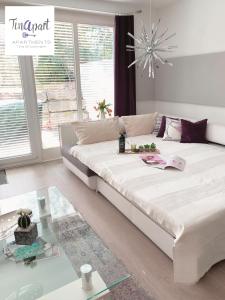 Un pat sau paturi într-o cameră la Ruhiges und zentral gelegenes Apartment
