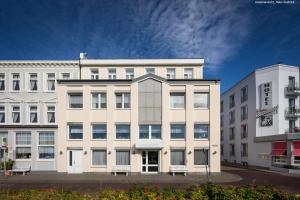 ein großes weißes Gebäude mit vielen Fenstern in der Unterkunft Haus Seeblick in Norderney