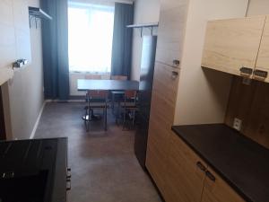 una cucina con tavolo e sedie in una stanza di Králíky apartmán a Králíky