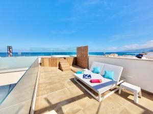 balcón con sofá y vistas al océano en Puerto Azul, en Puerto de la Cruz