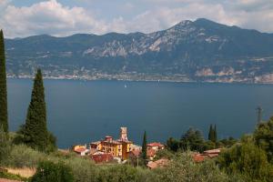 - une vue sur une grande étendue d'eau avec une maison dans l'établissement Casa Angelo, à Torri del Benaco