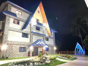 um hotel à noite com um edifício em Starry Night em Taitung City