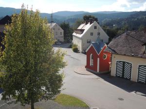 una calle vacía en una pequeña ciudad con casas en Familienglück in der Weststeiermark, en Sankt Oswald ob Eibiswald