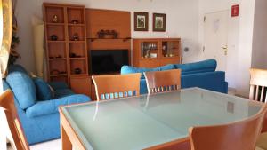 デニアにあるCascadas De Las Marinasのリビングルーム(テーブル、青いソファ付)