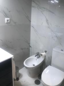 Uma casa de banho em Quintinha de Pinouco