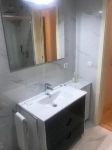 Uma casa de banho em Quintinha de Pinouco