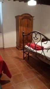 een slaapkamer met een bed en een houten kast bij One bedroom apartement with wifi at Roccastrada in Roccastrada