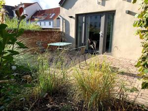 einen Garten mit einer Bank vor einem Haus in der Unterkunft Hofquartier Schwerin in Schwerin