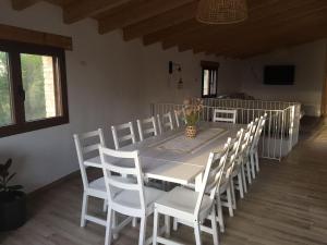 einen weißen Tisch und Stühle in einem Zimmer in der Unterkunft Casa Mestres in Pujalt