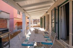 a patio with a table and chairs on a balcony at chora house in Kanálion