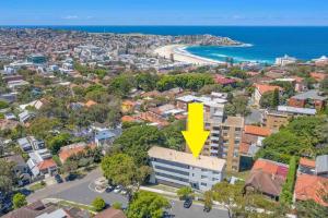 una vista aérea de una ciudad con una flecha amarilla en un edificio en The Perfect Bondi Beach Pad en Sídney