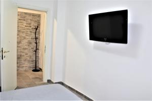A television and/or entertainment centre at LS-House Apartment - In the Heart of Sanremo