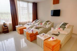 una camera con quattro letti con fenicotteri rosa sopra di Sea Pearl Beach Resort & Spa Cox's Bazar a Cox's Bazar