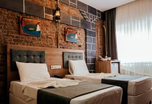 เตียงในห้องที่ HASUNİ TAŞ HOTEL