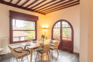 comedor con mesa y sillas en VILLA BAÏTA - Maison avec jardin proche de la Dune du Pyla, en La Teste-de-Buch