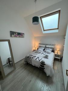 Een bed of bedden in een kamer bij Maison de Charme