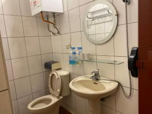 金宁乡背包仓库苏适居的配有马桶、水槽和镜子的浴室 更多37张照片