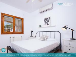Postel nebo postele na pokoji v ubytování Villa Katy - HMR Holidays + 27 fotografií