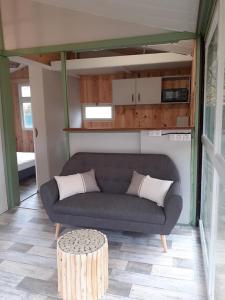 sala de estar con sofá y mesa en Gîtes du Bois de Bontemps en Sarlat-la-Canéda