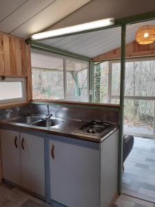 萨尔拉拉卡内达Gîtes du Bois de Bontemps的带水槽和炉灶的厨房