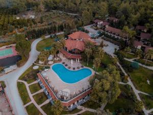 uma vista aérea de uma casa com piscina em Hotel Berke Ranch&Nature em Kemer
