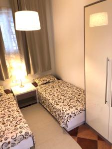 - une chambre avec deux lits, une table et une lampe dans l'établissement Lovely Apartment Sveti Stefan, à Sveti Stefan