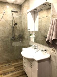 Salle de bains dans l'établissement Lovely Apartment Sveti Stefan