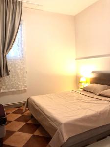 Lovely Apartment Sveti Stefan tesisinde bir odada yatak veya yataklar