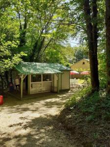 une petite maison avec une bâche en haut dans l'établissement Gîtes du Bois de Bontemps, à Sarlat-la-Canéda