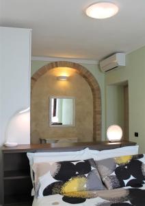 Schlafzimmer mit einem Bett und einem großen Spiegel in der Unterkunft SoleLuna in San Quirico dʼOrcia