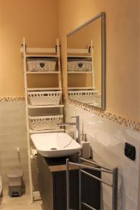 ein Bad mit einem Waschbecken und einem Spiegel in der Unterkunft SoleLuna in San Quirico dʼOrcia