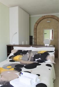 ein Schlafzimmer mit einem Bett mit Kuhkissen drauf in der Unterkunft SoleLuna in San Quirico dʼOrcia