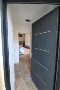 eine Tür zu einem Schlafzimmer mit einem Bett in der Unterkunft Les Bastidons de l'Isle - Le Saumane - 3 étoiles in LʼIsle-sur-la-Sorgue