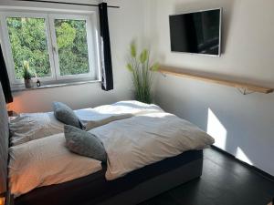 Vuode tai vuoteita majoituspaikassa Schöne Designer-Wohnung im Mangfalltal