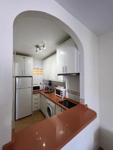 Kuchyňa alebo kuchynka v ubytovaní Holiday apartment Edificio Iris, Benalmádena