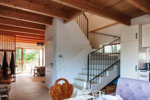 ein Wohnzimmer mit einer Treppe in einem Haus in der Unterkunft Ferienhaus mit privaten Schwimmteich und Sauna in Oed bei Gleisdorf