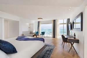 Postel nebo postele na pokoji v ubytování Herbert Samuel Hod Dead Sea Hotel