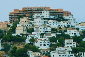 un montón de casas blancas en una colina con un edificio en Apartamento Alcocebre, en Alcossebre