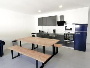 eine Küche mit einem Holztisch und einem blauen Kühlschrank in der Unterkunft Ferienwohnungen am Stadtgarten Pforzheim in Pforzheim