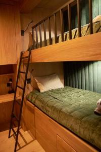 - un lit superposé avec une échelle dans une chambre dans l'établissement Magnifique Appartement Design Parking Chiberta, à Anglet