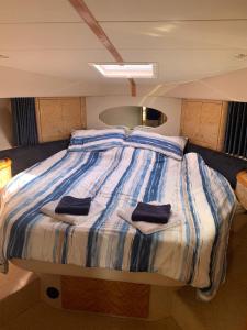 Afbeelding uit fotogalerij van Mad Moment-Two Bedroom Luxury Motor Boat In Lymington in Lymington