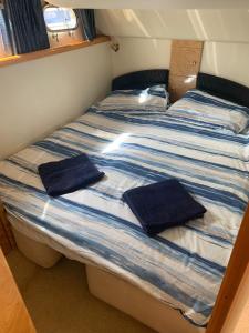 Ένα ή περισσότερα κρεβάτια σε δωμάτιο στο Mad Moment-Two Bedroom Luxury Motor Boat In Lymington