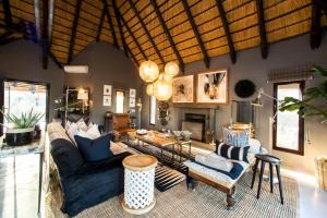uma sala de estar com mobiliário azul e uma lareira em Villa Mushara em Namutoni